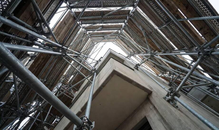 Jak geometria obiektu zmienia stabilność rusztowania przy elewacjach i reklamie