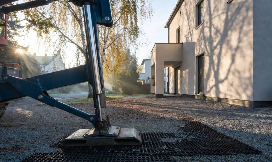 Jak przygotować nieruchomość do prac podnośnikiem koszowym przy drzewach i elewacji