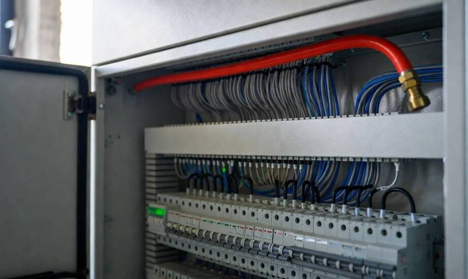 Co dzieje się w szafie elektrycznej od przegrzania do uruchomienia systemu gaszenia