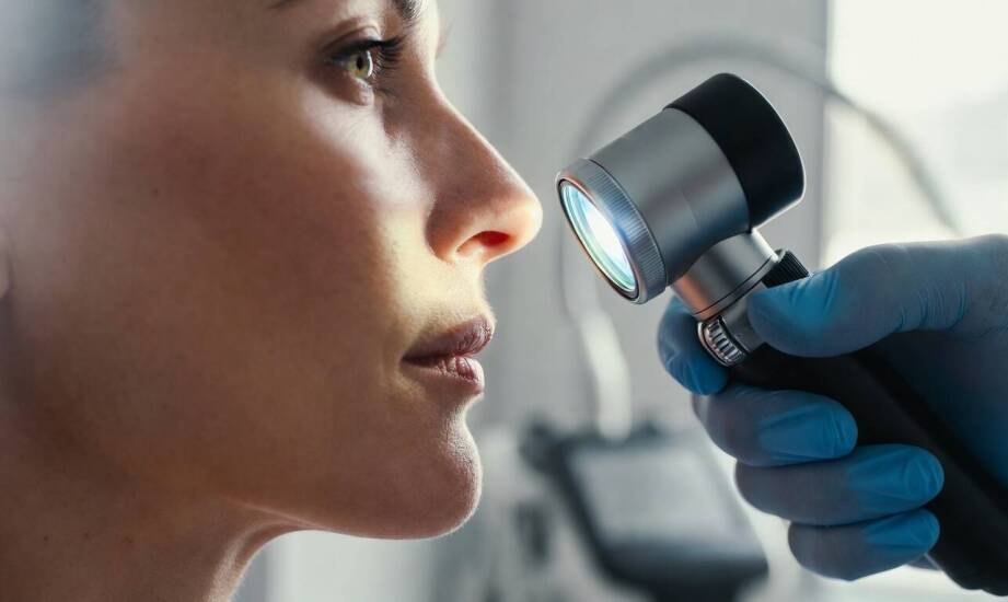 Kiedy peeling lub laser wspiera leczenie skóry, a kiedy służy korekcie