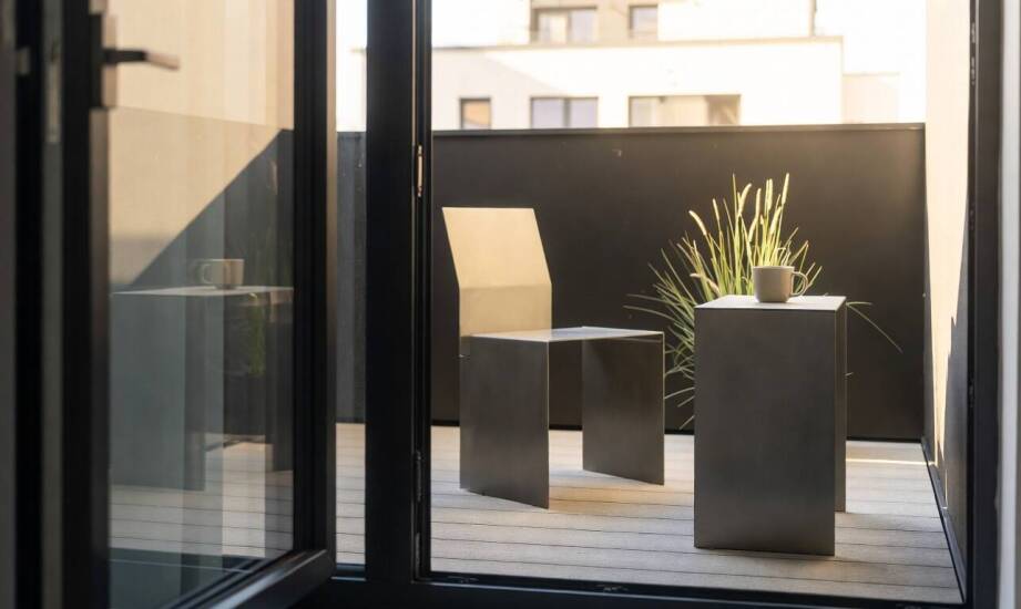 Mały balkon w nowym łódzkim mieszkaniu — kiedy 3 m² naprawdę wystarcza?