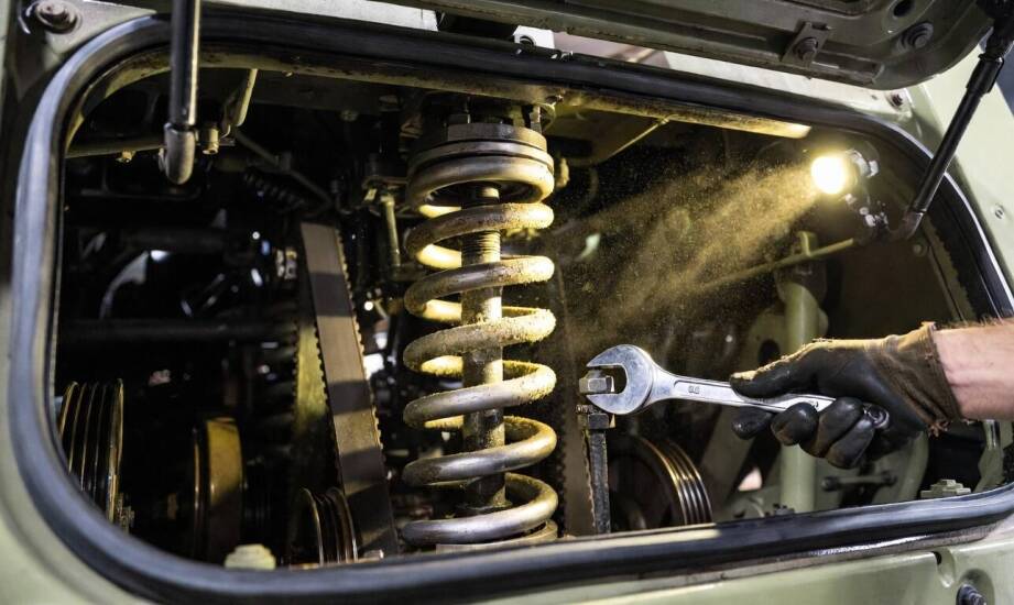 Jak sprężysty element w kombajnie CLAAS wpływa na pracę zespołu i kiedy traci sprawność