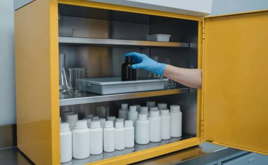 Jak uporządkować magazynowanie substancji chemicznych w laboratorium, by uniknąć niezgodnych połączeń