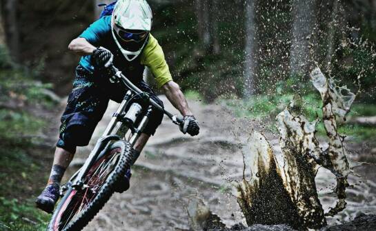 Jak dobrać gogle do MTB do terenu, kasku i pogody