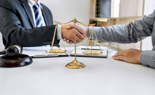 Jak przebiega współpraca z adwokatem od pierwszej rozmowy do sali rozpraw