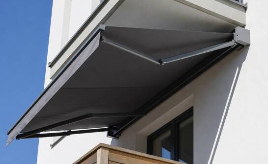 Markiza na balkon czy taras — kiedy liczy się zasięg, montaż i odporność