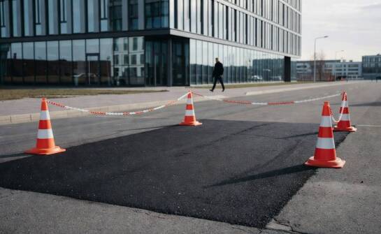 Doraźna naprawa ubytków w terenie użytkowanym — jak zabezpieczyć strefę robót