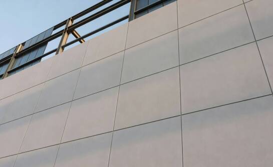 Jak prefabrykowana elewacja z betonu architektonicznego współgra z konstrukcją obiektów przemysłowych