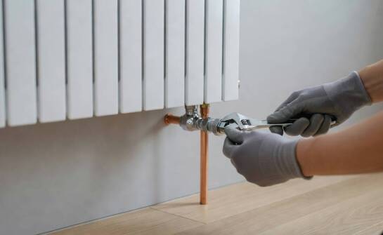 Kiedy grzejnik aluminiowy wymaga zaworu prostego, a kiedy kątowego