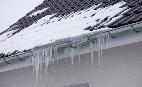 Dlaczego zalegający śnieg i sople przeciążają dach oraz zwiększają ryzyko uszkodzeń budynku