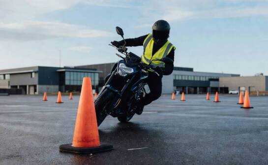Od czego naprawdę zależy koszt kursu motocyklowego i jakie opłaty łatwo przeoczyć