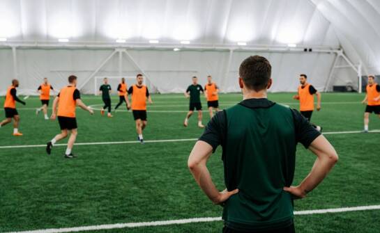 Dlaczego format 6v6 sprawdza się w turniejach dla dorosłych amatorów, a kiedy wybrać 8v8