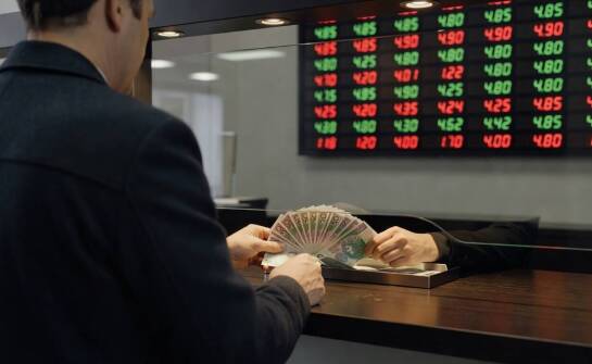Jak powstaje kurs w kantorze stacjonarnym i od czego zależy spread