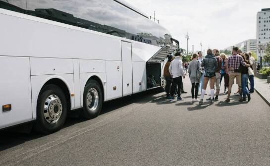 Jak zaplanować transport grupy w Warszawie, by dopasować pojazd do celu i budżetu wyjazdu