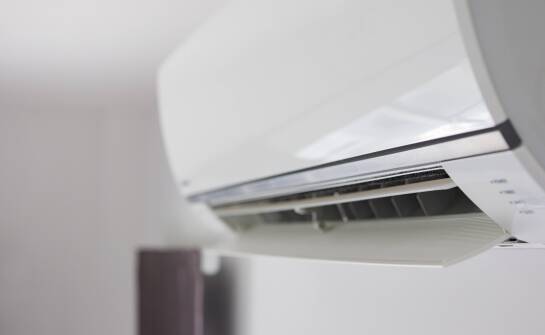 Jak dobrać klimatyzator LG do krakowskiego mieszkania, gdy liczą się hałas i smog