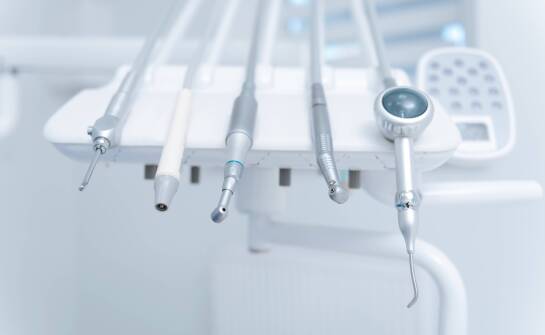 Jak przebiega leczenie zęba w krakowskiej klinice łączącej diagnostykę, endodoncję i odbudowę