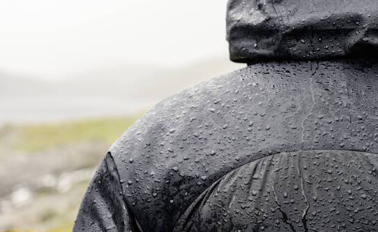 Jak membrana Gore-Tex zachowuje się podczas długiego marszu w deszczu i wietrze