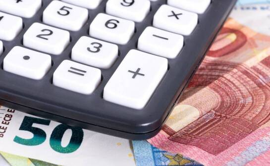 Jak ocenić opłacalność wymiany walut w kantorze przy granicy, zanim podasz banknoty