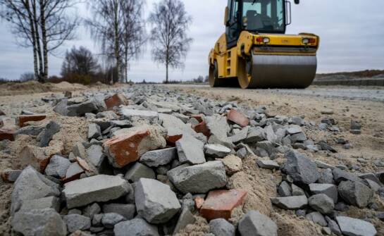 Od rozbiórki do podbudowy — jak gruz staje się materiałem drogowym
