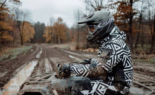 Kiedy kontrastowy wzór w kurtce i goglach ma sens podczas jazdy na quadzie i motocrossie