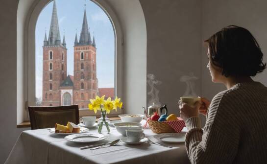 Co zwykle obejmuje wielkanocny pakiet pobytowy w hotelu miejskim — od noclegu do świątecznego stołu