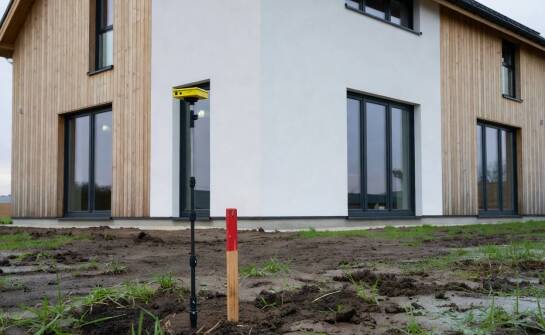 Nowy dom z oferty deweloperskiej — które dokumenty geodezyjne porządkują transakcję i odbiór