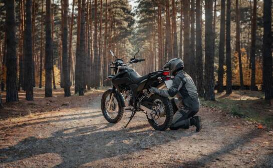 Kiedy enduro 250 czterosuwowe ma sens na szutrze, w lesie i na dojazdach
