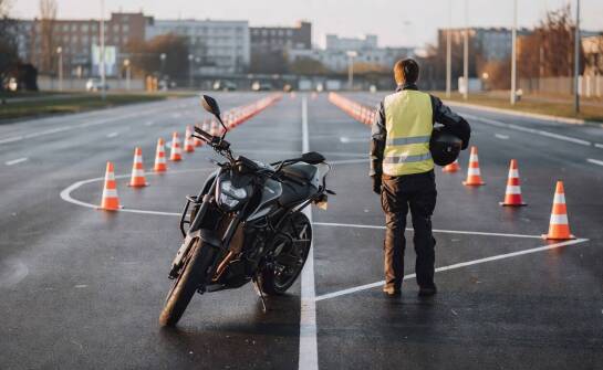 Dlaczego szkolenie motocyklowe kosztuje więcej niż sama liczba godzin na papierze sugeruje
