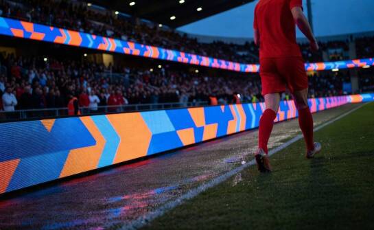 Jak bandy LED łączą reklamę sponsorską z komunikatami meczowymi na obiekcie sportowym
