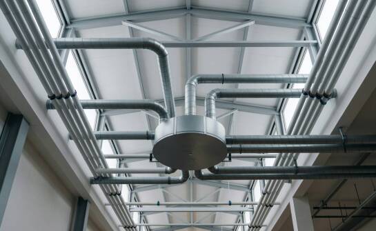 Jak wentylator dachowy wpływa na odzyskiwanie energii z powietrza usuwanego w obiektach przemysłowych