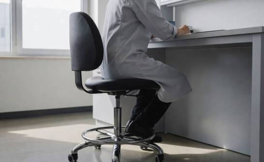 Kiedy wysokie siedziska laboratoryjne ułatwiają pracę przy podwyższonym blacie