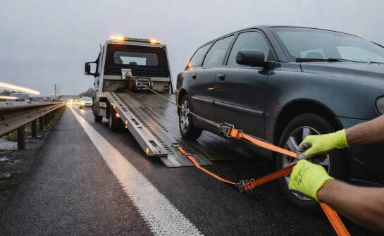 Awaria na S8 pod Wrocławiem — jak wygląda zabezpieczenie auta i jego transport lawetą