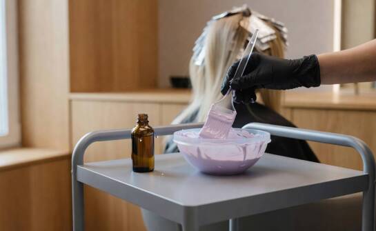 Jak technologia Olaplex wspiera włosy podczas koloryzacji i kiedy ją stosować