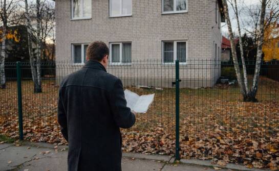 Od obwieszczenia do przysądzenia — jak przebiega licytacja nieruchomości komorniczej w rewirze puławskim
