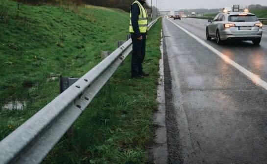 Jak bezpiecznie czekać na pomoc drogową po awarii na autostradzie A4