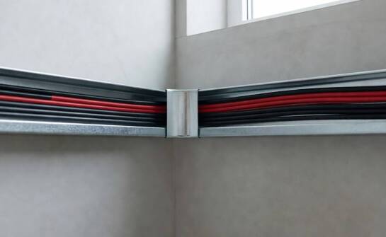 Element narożny przy ścianie w trasie kablowej — kiedy porządkuje prowadzenie przewodów w instalacjach PV