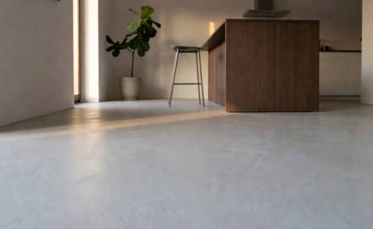 Dlaczego mikrocement i żywica zachowują się inaczej w salonie i kuchni