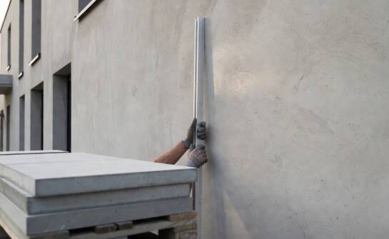 Jak ocenić istniejącą ścianę przed montażem płyt z betonu architektonicznego