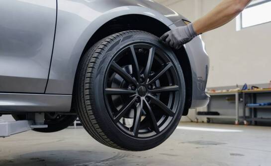Co naprawdę mówią oznaczenia 225/45 R17 o dopasowaniu opony do auta