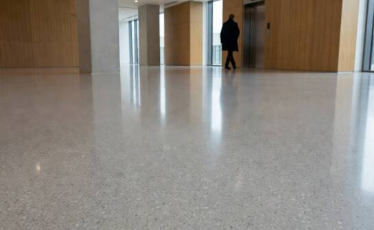 Powłoka polimerowa na posadzce — co zmienia w biurze i częściach wspólnych budynku