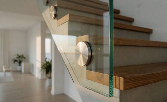 Rotule, profile liniowe i szkło laminowane — jak dobrać balustradę do mieszkania i domu