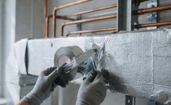 Taśmy izolacyjne w montażu HVAC — kiedy dobór materiału wpływa na szczelność