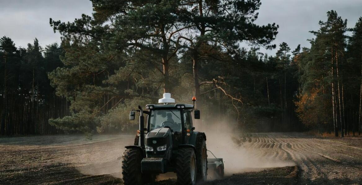 Dlaczego dokładność GNSS w rolnictwie i leśnictwie zależy od korekcji, zasięgu i otoczenia pracy