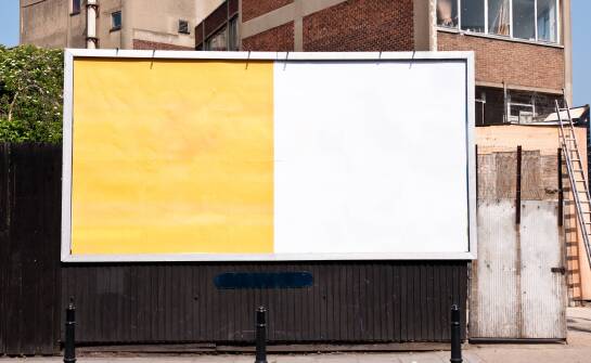 Od czego zależy dobór banera reklamowego do warunków zewnętrznych nad morzem