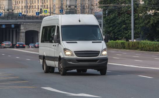 Bus zastępczy po kolizji — kiedy przysługuje i jak działa rozliczenie z ubezpieczycielem