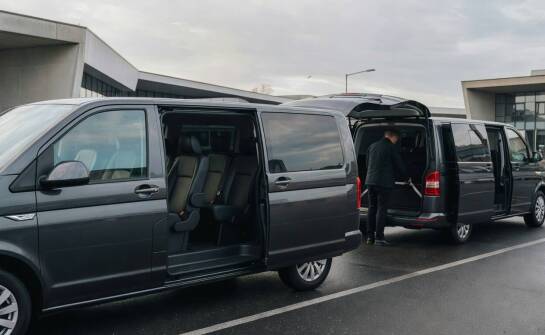 Jak oszacować koszt transportu 20 osób, gdy trzeba podzielić grupę na dwa busy