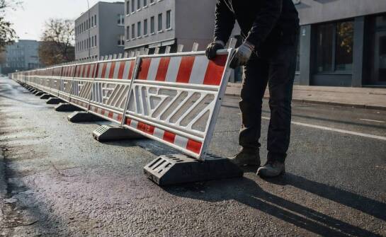 Jak dobrać lekką barierę tymczasową do budowy, imprezy i robót drogowych