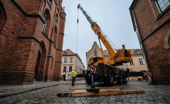 Jak przygotować plac budowy w centrum Torunia do pracy dźwigu samojezdnego