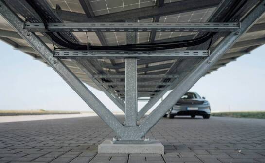 Od czego zależy koszt carportu PV, gdy w grę wchodzi konstrukcja i prowadzenie kabli
