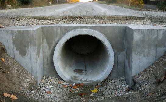 Kiedy przepust o średnicy 500 mm pod drogą dojazdową staje się wąskim gardłem